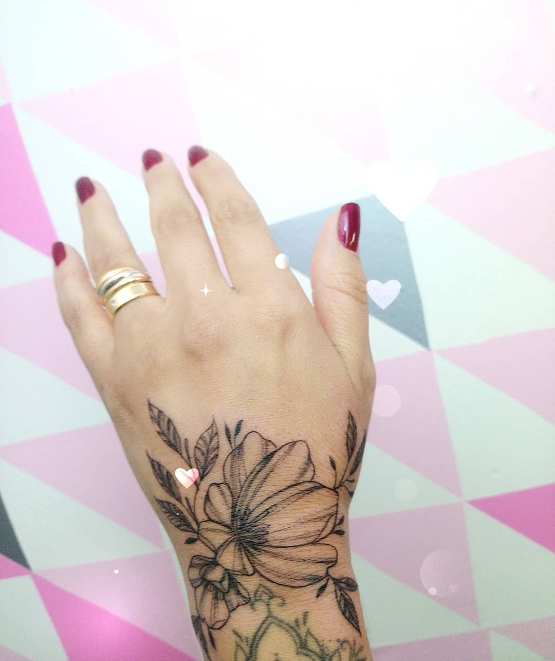 Tatuagem Feminina na Mão