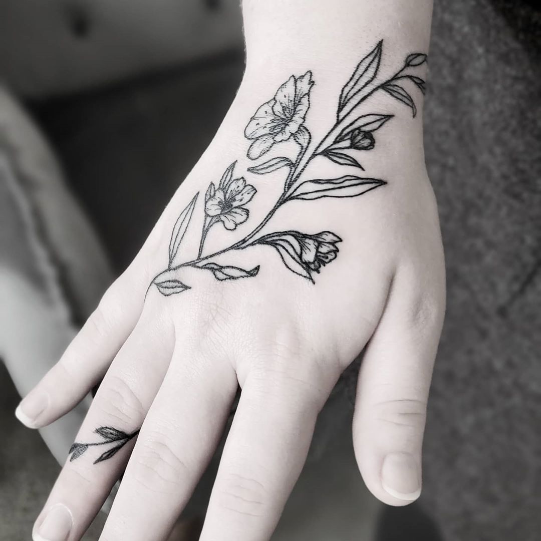 Tatuagem de flor na mão: 60 ideias únicas para te inspirar [FOTOS]