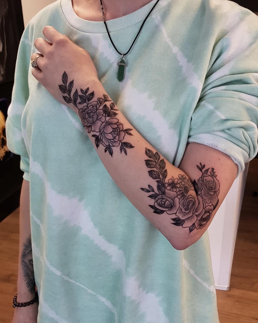 Tatuagem de flor na mão 60 ideias únicas para te inspirar