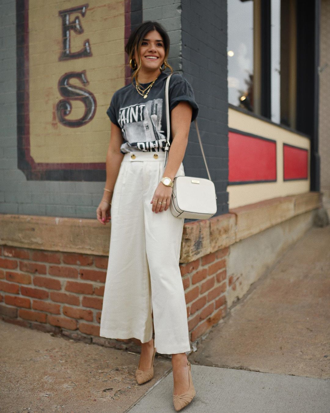 calça pantacourt com camisa