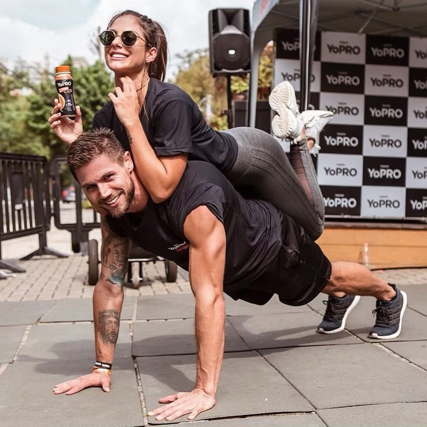 Amor fitness confira 10 exercícios para fazer em casal