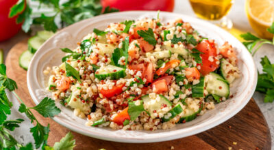 15 receitas de salada de quinoa deliciosas e nutritivas para suas refeições