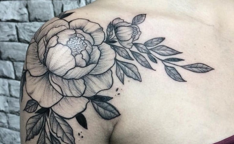 Tatuagem de peônia: 40 ideias para inspirar sua nova arte