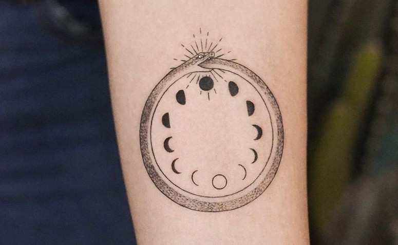 Tatuagem ouroboros: 77 inspirações para uma tattoo cheia de significado