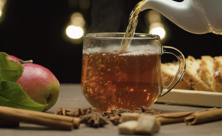Conheça o chá de maçã, que ajuda a prevenir e a tratar diversas doenças