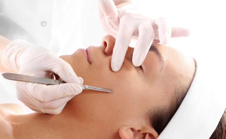 Dermaplaning: o que é, cuidados e contraindicações da técnica