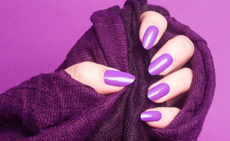 54 ideias com esmalte roxo para decorar as unhas nesse tom