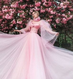 80 modelos lindos de vestido de noiva rosa para fugir do óbvio