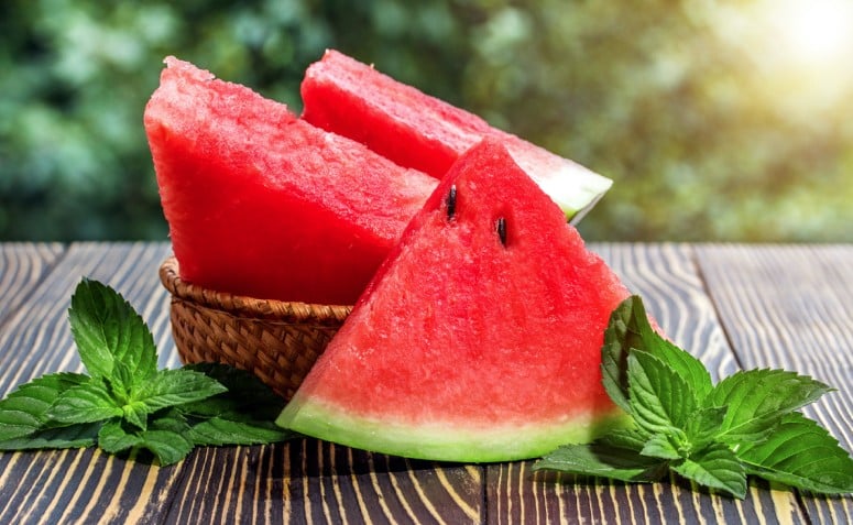 11 benefícios da melancia para aproveitar essa fruta deliciosa