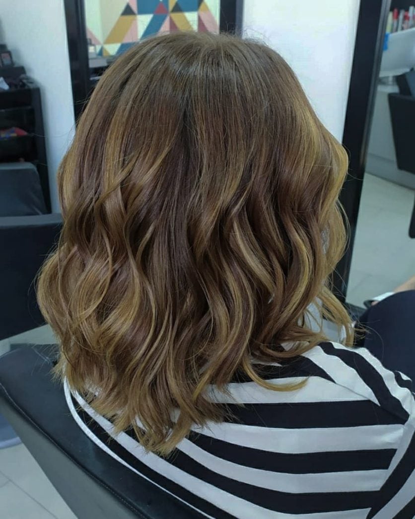 Cabelo curto com californianas: 20 inspirações + dicas de cuidado