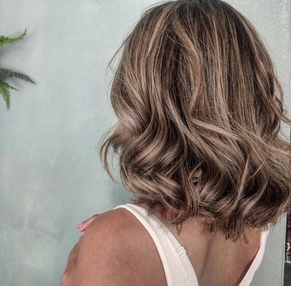 Cabelo curto com californianas: 20 inspirações + dicas de cuidado