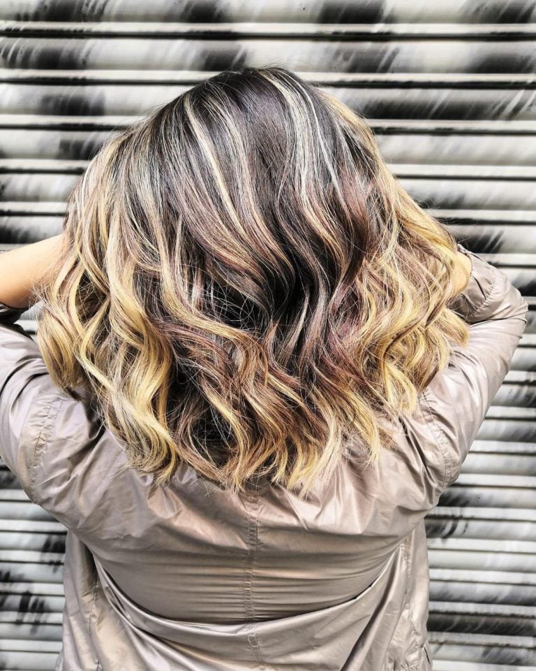 Cabelo curto com californianas: 20 inspirações + dicas de cuidado