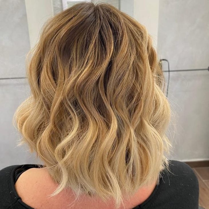 Cabelo curto com californianas: 20 inspirações + dicas de cuidado