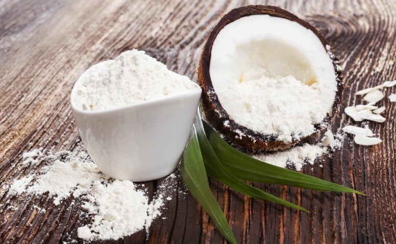 10 benefícios da farinha de coco e receitas deliciosas para testar