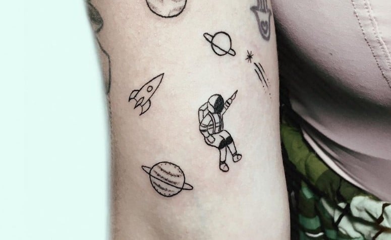 80 ideias de tatuagem de astronauta que vão fazer você viajar