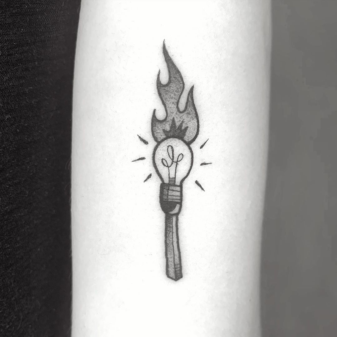 Tatuagem de fogo: 60 inspirações + significado desse poderoso elemento