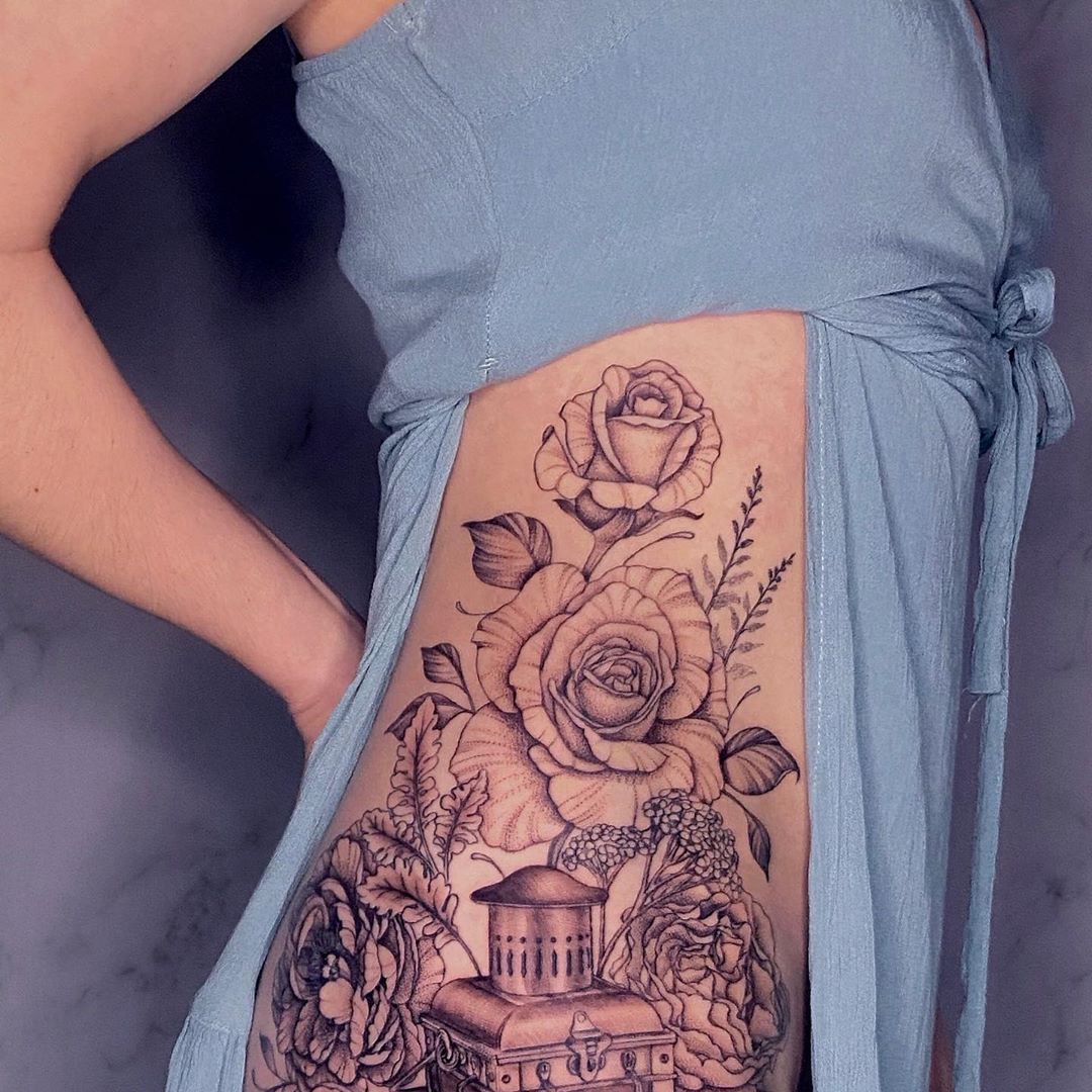 Featured image of post Frases Para Tatuagem Feminina No Quadril A tatuagem na m o feminina uma aposta perfeita para substituir o uso de qualquer acess rio e isso n o quer dizer que est proibido o uso de an is e pulseiras pelo contr rio poss vel usar sim mas tamb m poss vel dispensar esses itens e deixar o foco apenas para a tattoo que n o passa