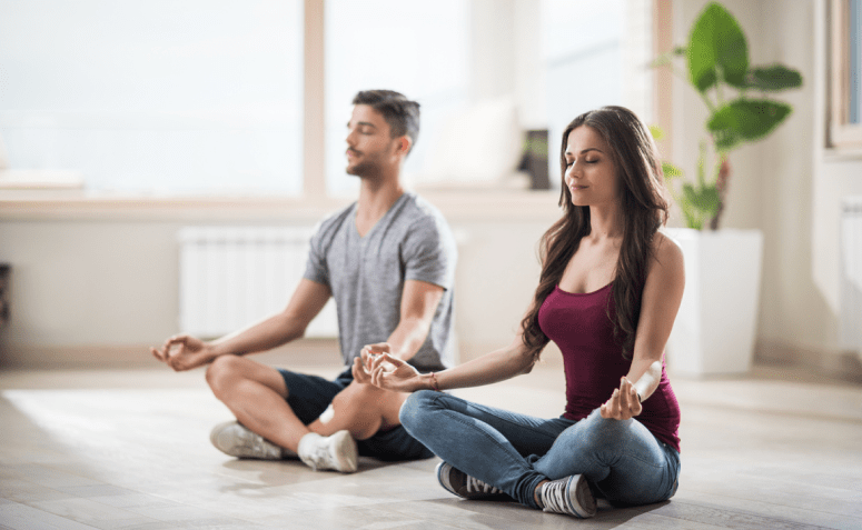 Yoga em dupla: 15 posturas simples para aproveitar a prática