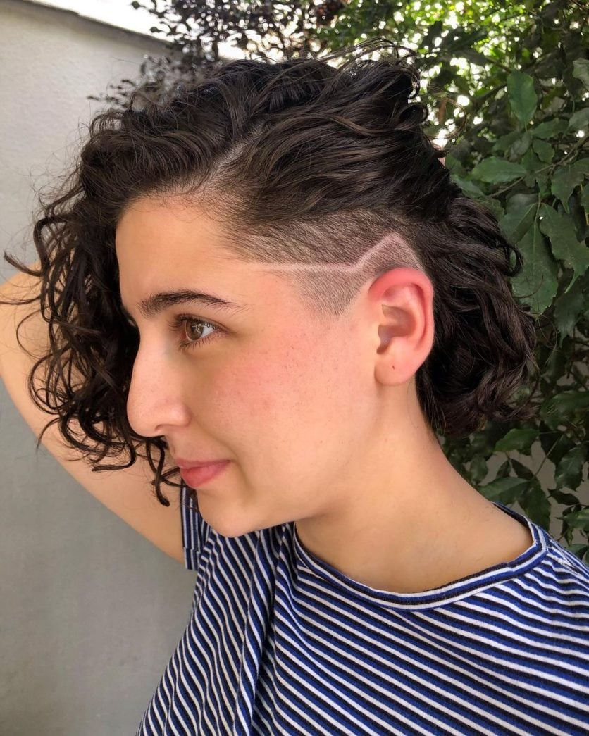 Cabelo cacheado raspado do lado: 60 fotos dessa tendência