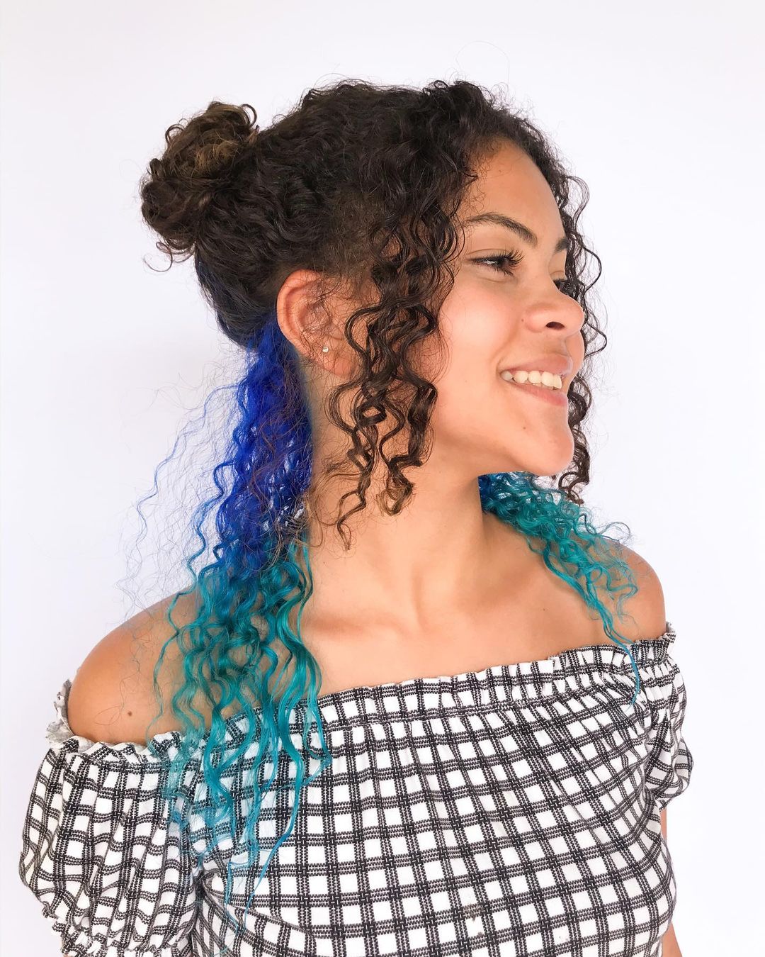 Featured image of post Cabelo Cacheado Pintado De Azul Na Nuca Os cortes para cabelos cacheados longos s o lindos e fofos