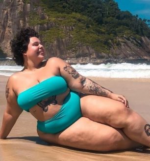 7 cuidados com a tatuagem na praia e piscina para se jogar no verão