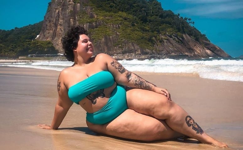 7 cuidados com a tatuagem na praia e piscina para se jogar no verão