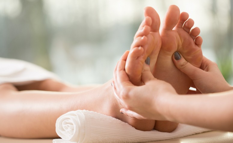 Como fazer massagem nos pés e 7 benefícios para corpo e mente