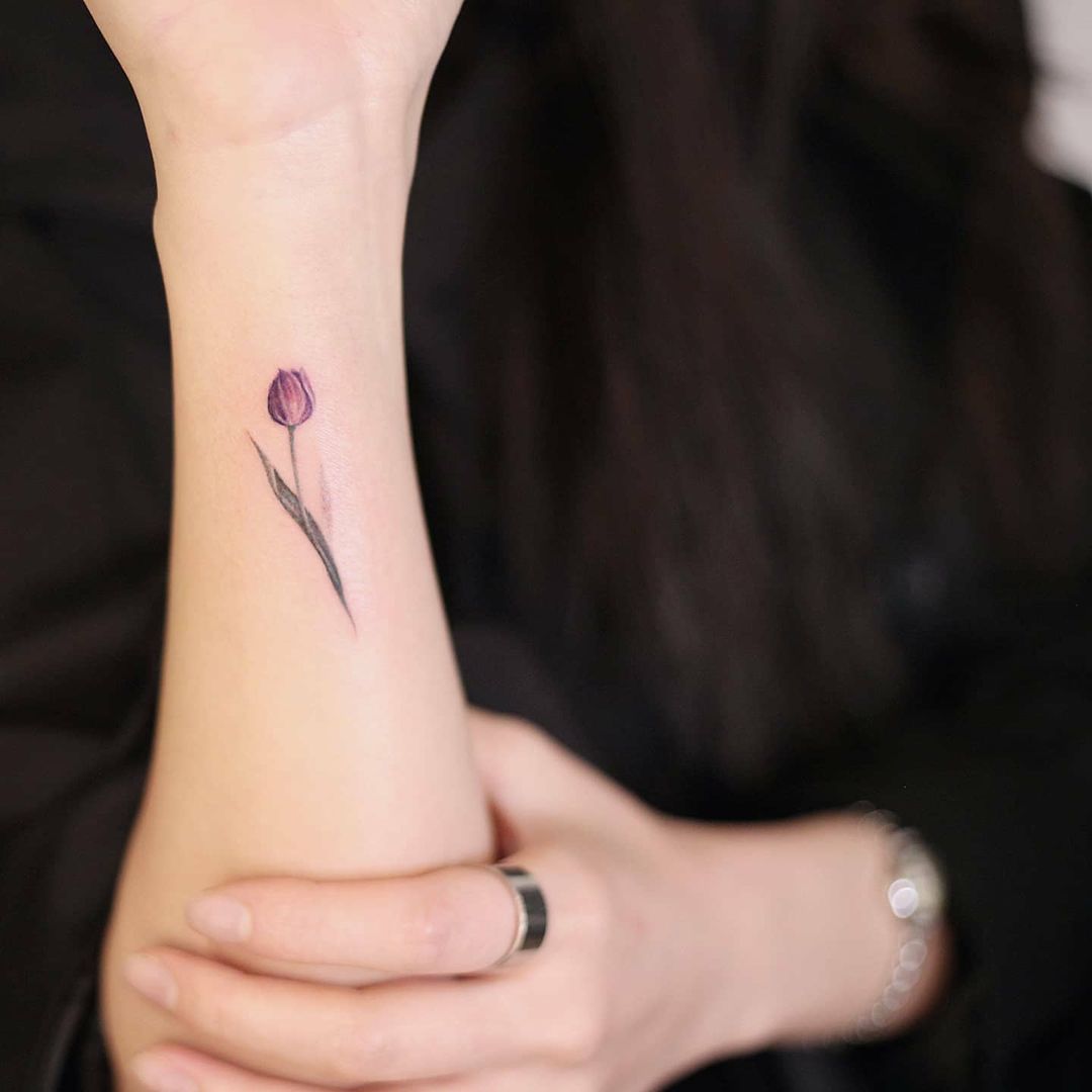 Tatuagem de flor pequena: 30 ideias para desenhar na pele