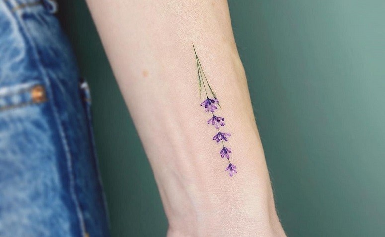30 inspirações de tatuagem de flor pequena para você fazer a sua