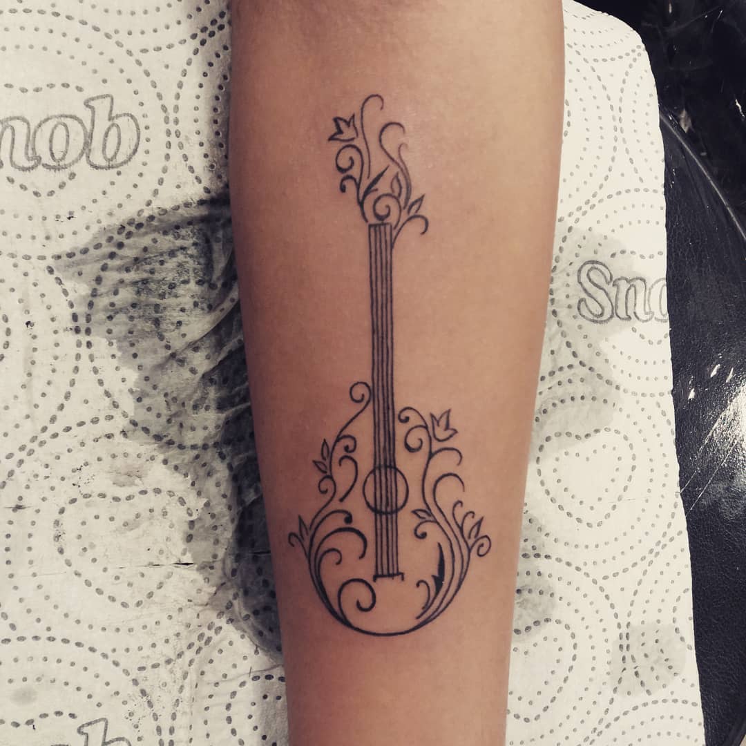 35 inspirações de tatuagem de violão para quem ama música – Blog da Bruna