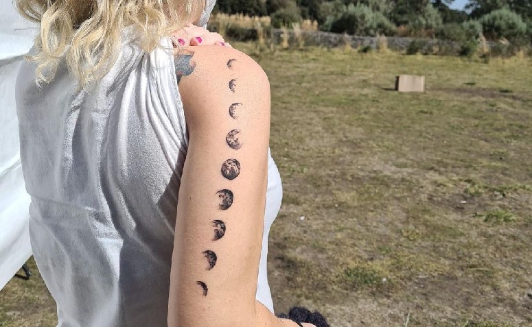 80 fotos de tatuagem de fases da lua para brilhar por onde for