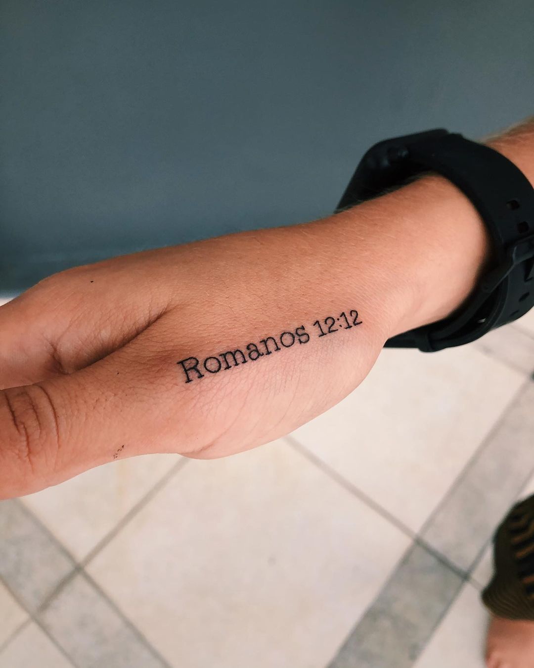 Tatuagem de frases bíblicas 80 ideias para quem tem fé