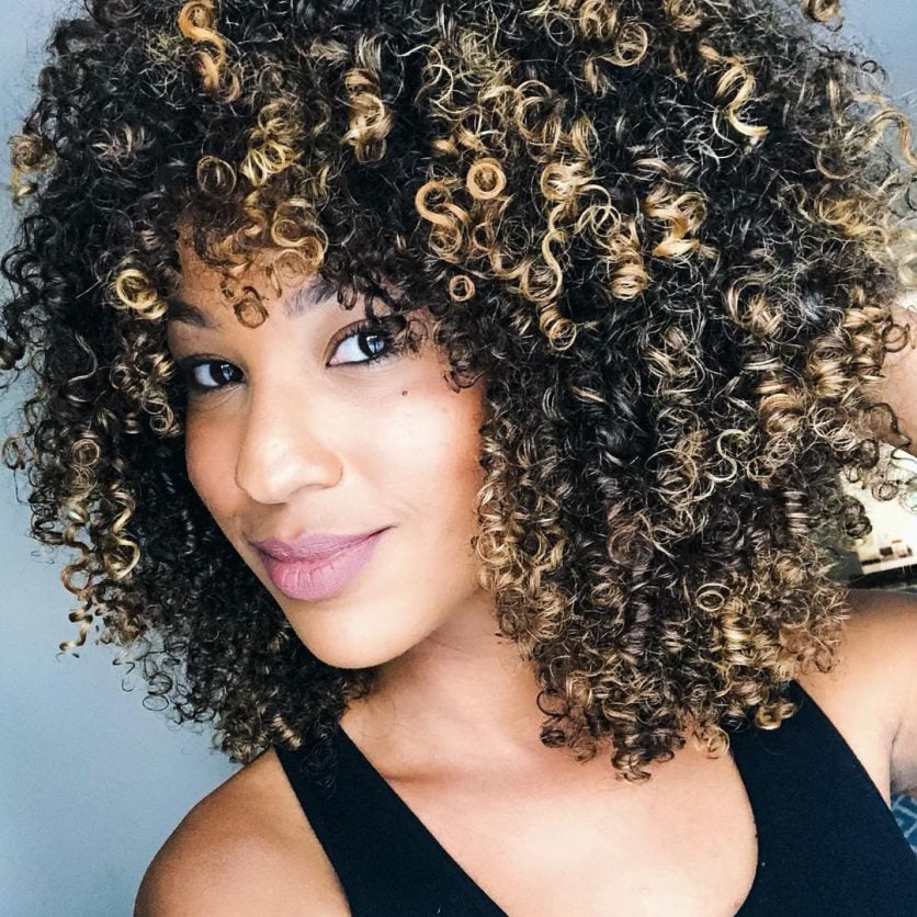 Cabelo crespo com luzes: 30 imagens perfeitas de fios iluminados