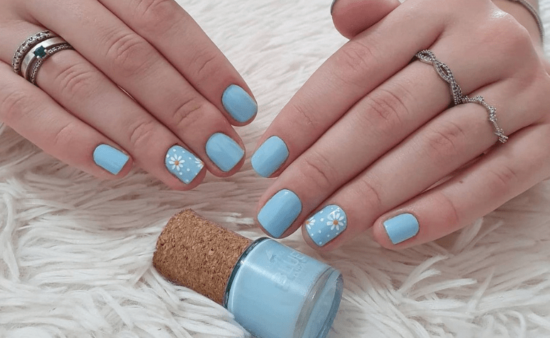 40 unhas delicadas e deslumbrantes com esmalte azul-claro