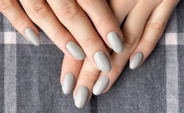 50 fotos com esmalte cinza para transformar as suas unhas