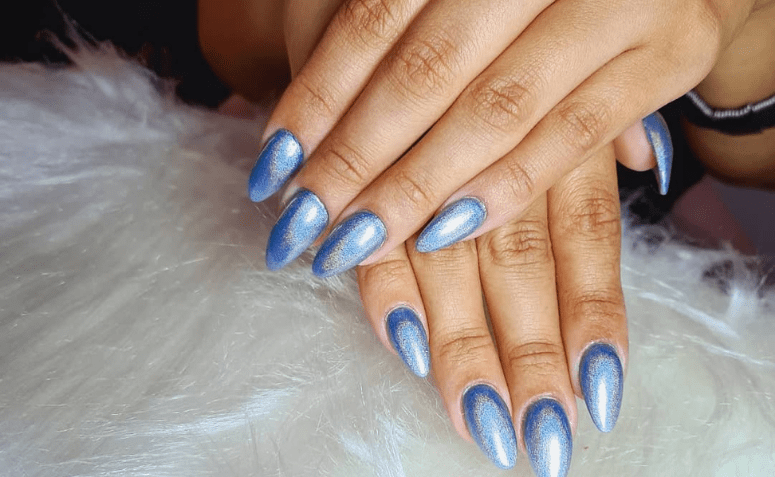 30 unhas com esmalte holográfico para se sentir poderosa