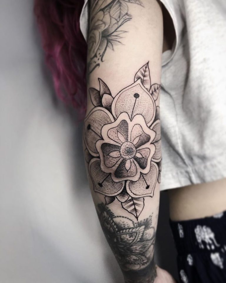 Tatuagem no cotovelo: veja 50 desenhos inusitados para te inspirar
