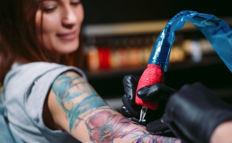 Conheça as causas de uma tatuagem inflamada e veja como evitar