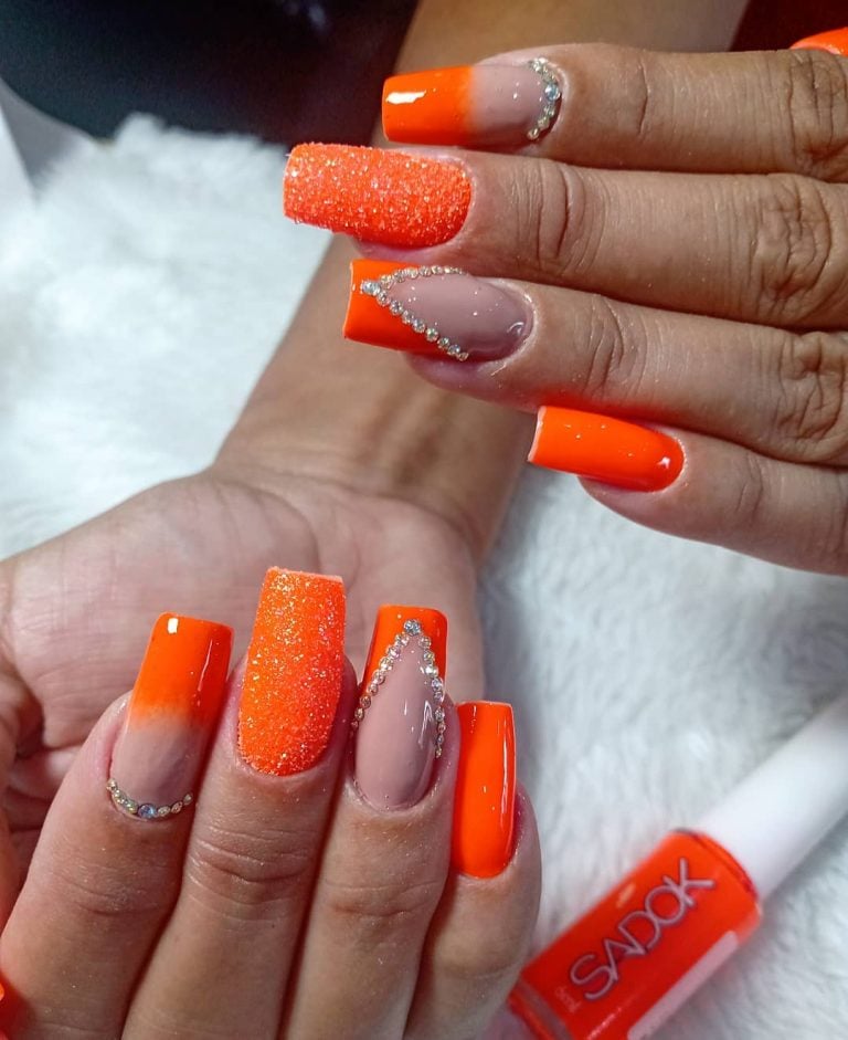 Unhas laranjas: 40 fotos para escolher o tom que mais combina com você