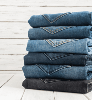 Aprenda 5 maneiras práticas de como dobrar calça jeans