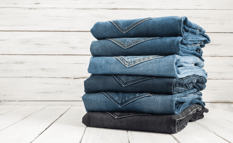 Aprenda 5 maneiras práticas de como dobrar calça jeans