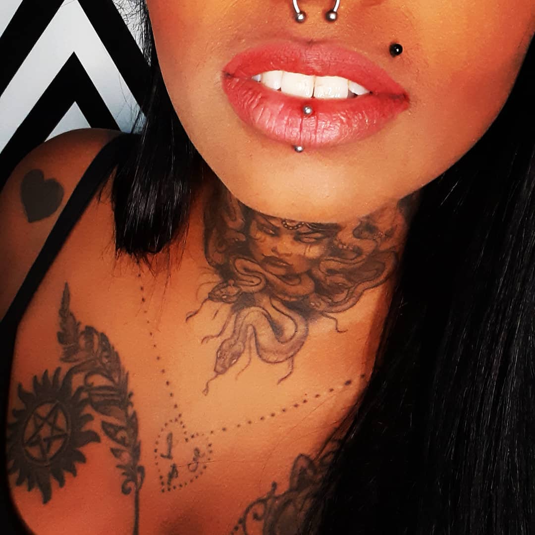 Piercing labret vertical com - Submundo Tattoo e Piercing