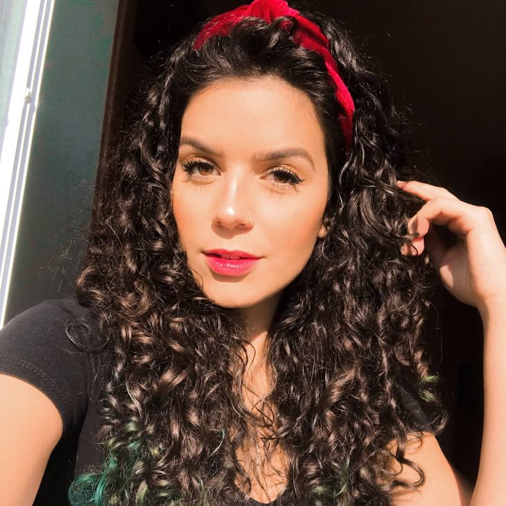 Tiara para cabelo cacheado 30 ideias de como usar o acessório