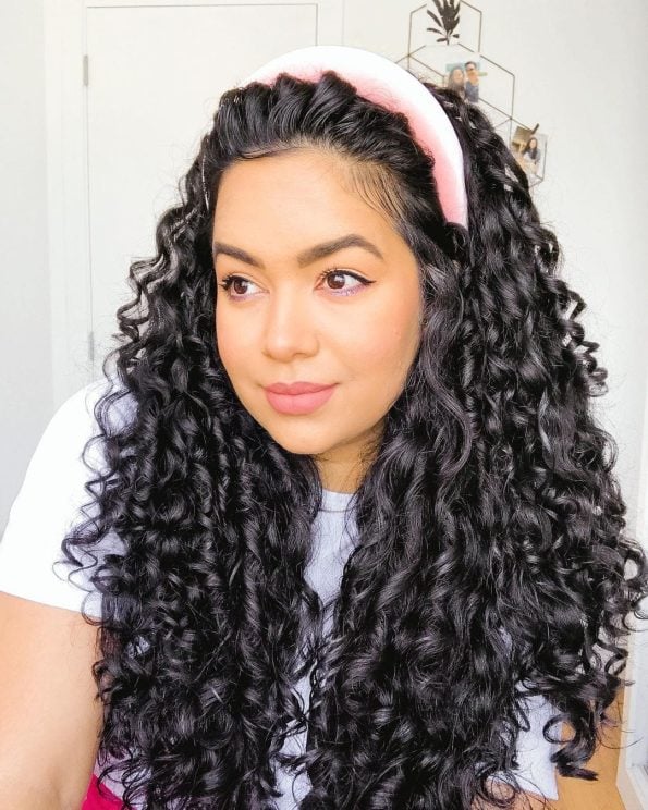 Tiara para cabelo cacheado: 30 ideias de como usar o acessório