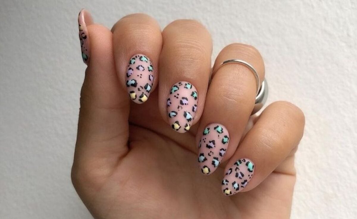 Unhas de oncinha colorida