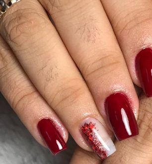 30 sugestões de unhas encapsuladas vermelhas para arrasar com essa novidade