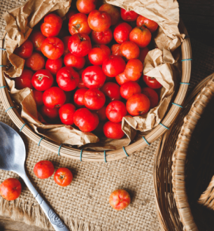 12 benefícios da acerola para a saúde do corpo, da pele e dos cabelos