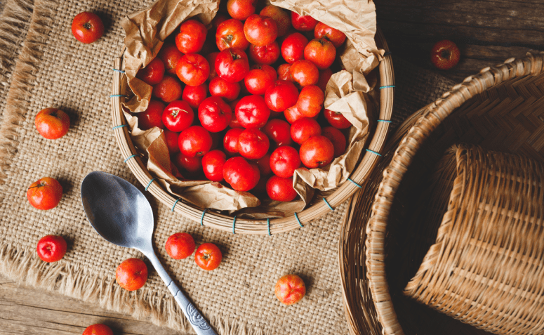 12 benefícios da acerola para a saúde do corpo, da pele e dos cabelos