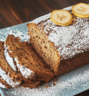 10 receitas de bolo de banana com aveia para caprichar no lanche nutritivo