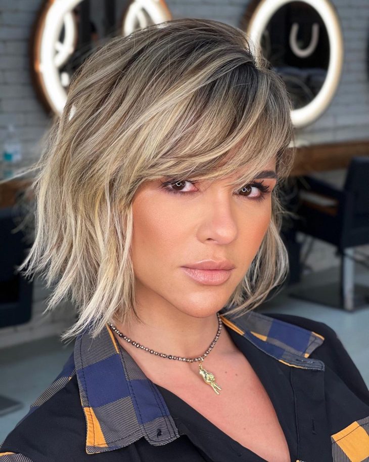Cabelo curto com franja lateral: 38 cortes lindíssimos